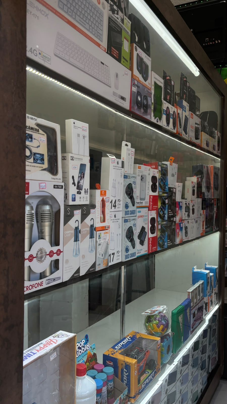 Vitrine da Ev Start Tech com acessórios organizados